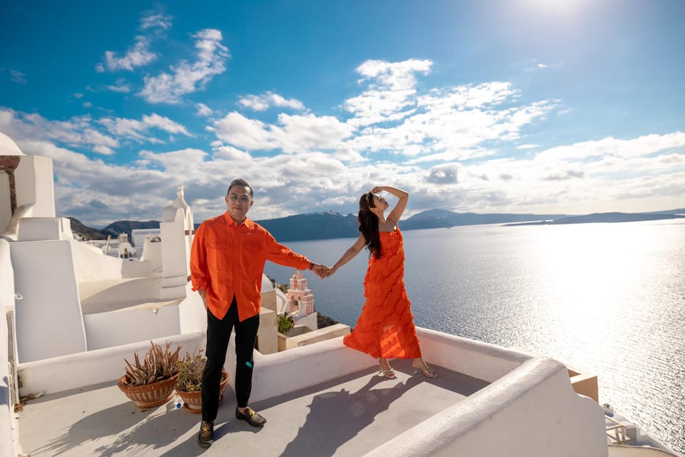 Oia: Couple photoshoot with 30 edited Photos - What to Bring (So You Don’t Fight Your Own Photos)