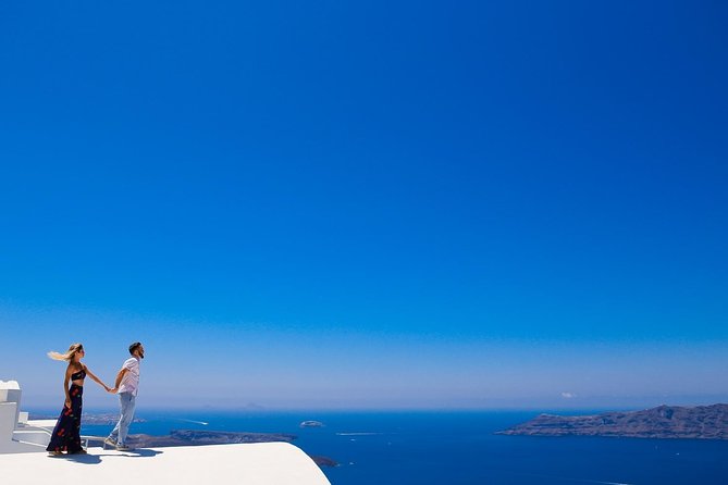 Personal Travel and Vacation Photographer Tour in Santorini - Oia’s main street: classic views, crowd management, and posing help