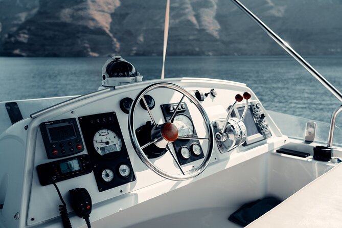 Private Caldera Cruise with Power Catamaran ENJOY incl. Meal & Drinks - Stop for Santorini Volcano hot springs: warm water, short window, big payoff