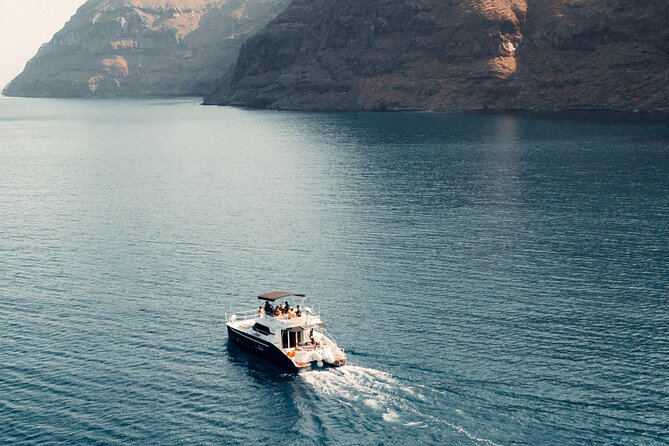 Private Caldera Cruise with Power Catamaran ENJOY incl. Meal & Drinks - White Beach and Red Beach: two swims, two vibes