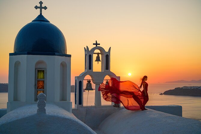 Private Flying Dress Photoshoot in Santorini - The flying-dress moment: what the assistant actually does