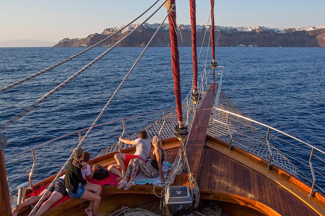 Santorini Caldera Sunset Sailing Cruise with Dinner and Wine - Pickup, meeting point, and the first 20 minutes: how to avoid stress