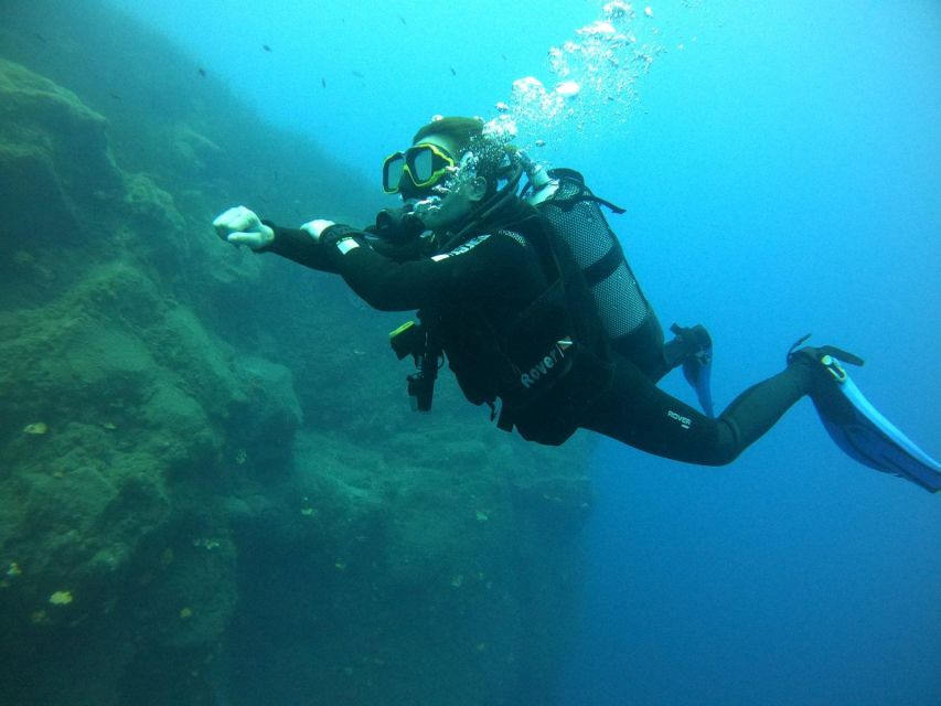 Santorini: Scuba Diving Experience in Caldera for Beginners - Gear Up and Learn Underwater Basics Before You Enter