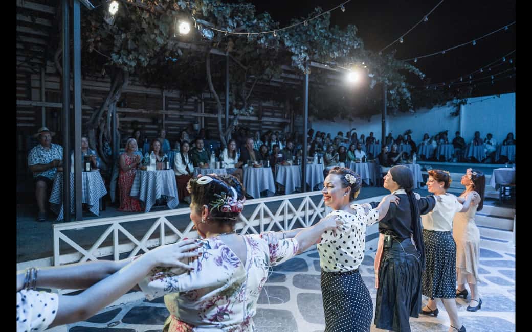 Santorini: The Greek Wedding Show Entry Tickets - Wine and appetizers: what’s included, and what it’s like at the table