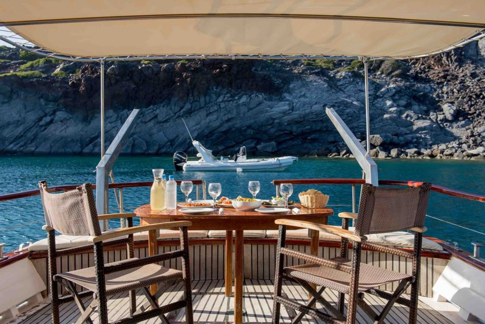 Santorini: Traditional Wooden Boat Tour with Meal and Wine - Ammoudi Bay and the meal: where the day turns into comfort food