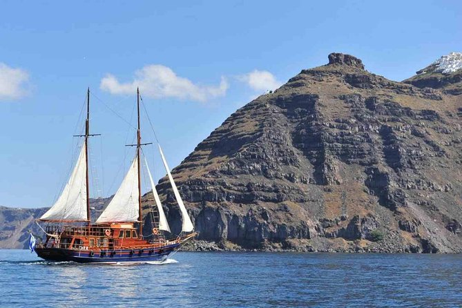 Santorini Volcanic Islands Cruise: Volcano,Hot Springs,Thirassia and Oia Sunset - Stop 1: Santorini Volcano Tour and the €5 Cash-Only Ticket