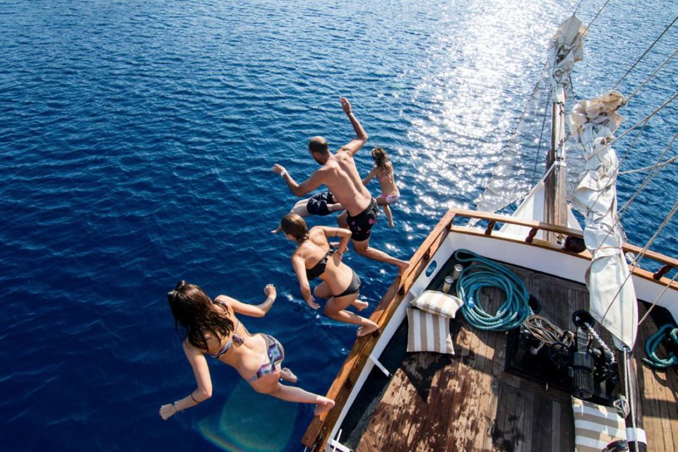 Santorini: Volcanic Sunset Cruise with Dinner - What the sunset viewing is like when nothing blocks the view